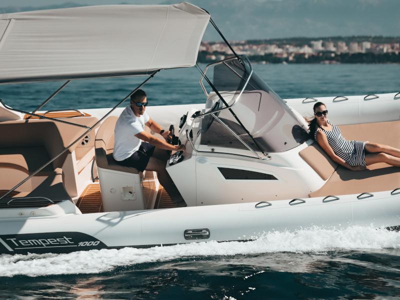 Book yachts online - motorboat - Tempest  1000 Sun - CAPELLI (TEMPEST 1000 SUN + SUZUKI 2x300) - rent
