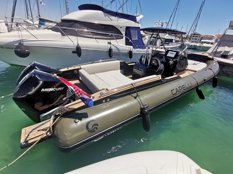 Book yachts online - motorboat - Tempest  1000 Sun - CAPELLI (TEMPEST 1000 SUN + SUZUKI 2x300) - rent