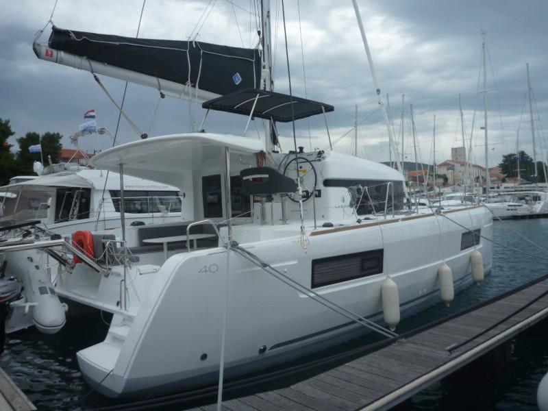 Book yachts online - catamaran - Lagoon 40 (4+2 cab.) - Mare Negroni - rent