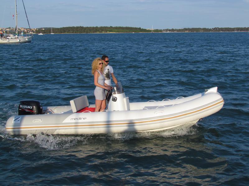 Book yachts online - motorboat - Zodiac Medline 540 - Medline 540 (Honda 80) - rent