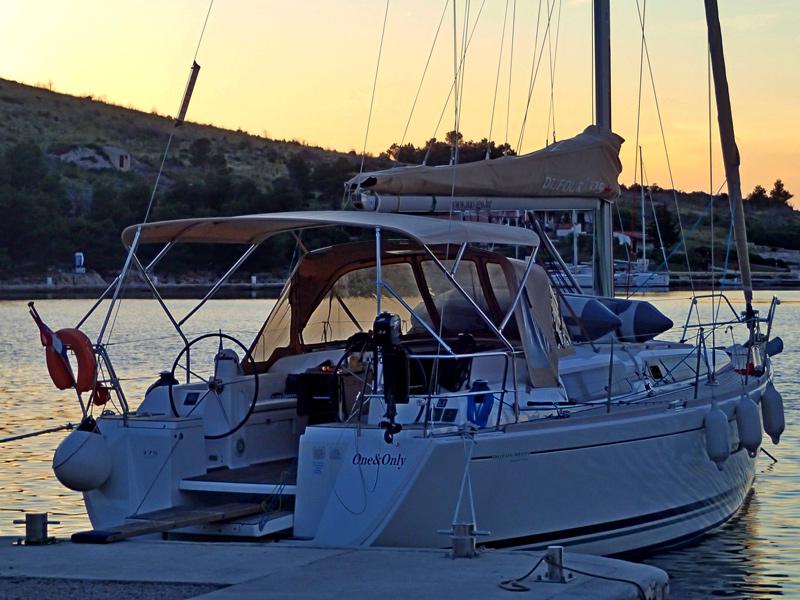 Book yachts online - sailboat - Dufour 375 GL - One&amp;Only - rent