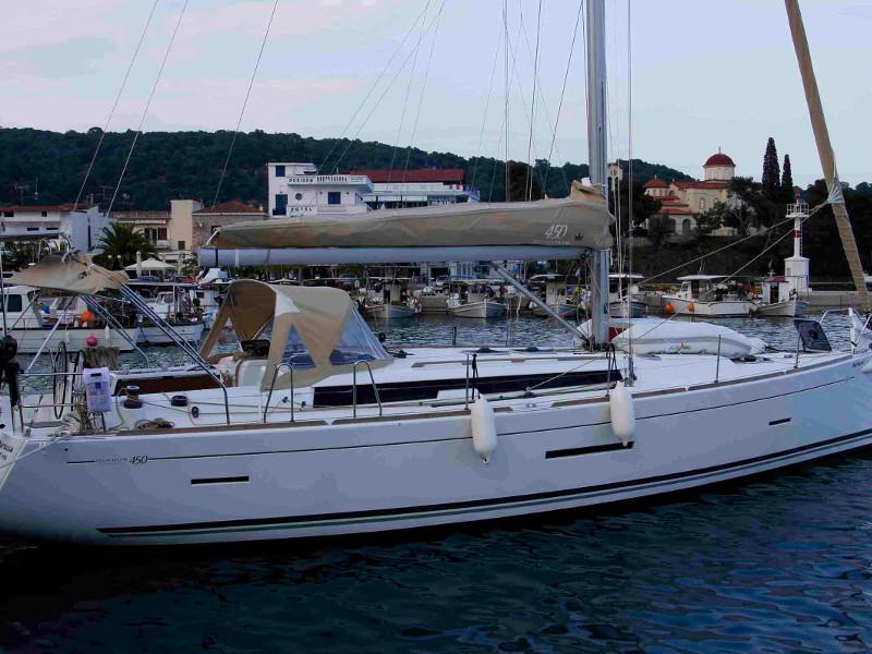 Book yachts online - sailboat - Dufour 450 GL - Maroussa (sails 2021) - rent