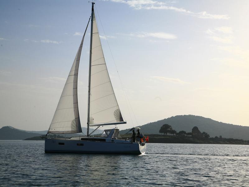 Book yachts online - sailboat - Beneteau Oceanis 38 - ADA - rent