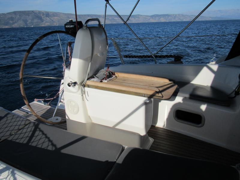 Book yachts online - sailboat - Bavaria 31 Cruiser - Jelsa (GPS in cockpit, solar panels) - rent
