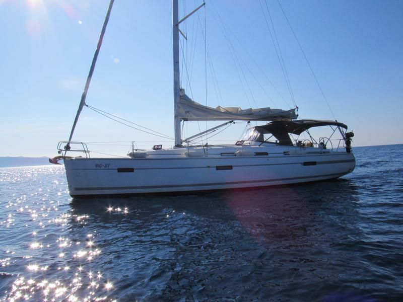 Book yachts online - sailboat - Bavaria 40 Cruiser -  Orca (GPS in cockpit, bowthruster, solar panels) - rent