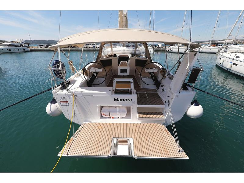 Book yachts online - sailboat - Dufour 430 Grand Large - Manora - rent