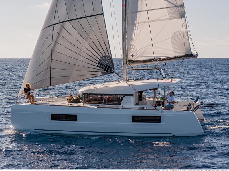 Book yachts online - catamaran - Lagoon 40 - LA LUNA - rent