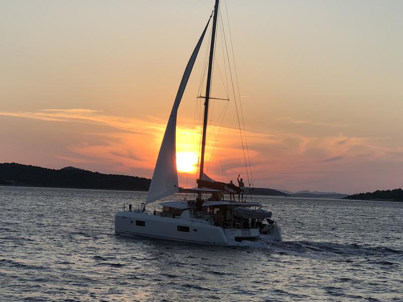 Book yachts online - catamaran - Lagoon 42 - SAPPHIRE - rent