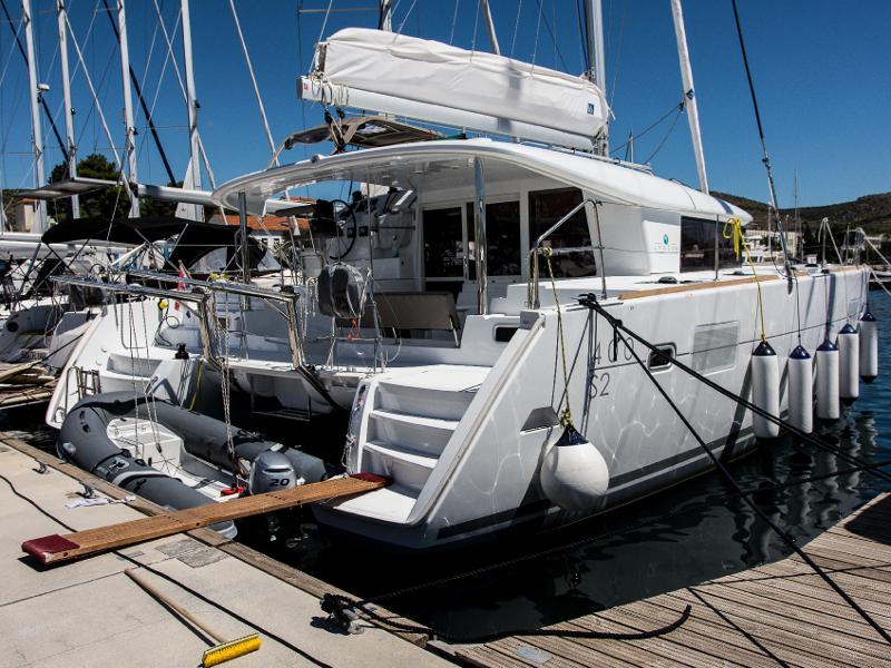 Book yachts online - catamaran - Lagoon 400 S2 - KINGA V - rent