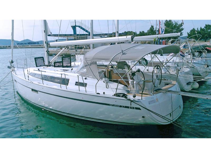 Book yachts online - sailboat - Bavaria 37 - Fjaka - rent