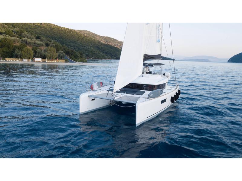Book yachts online - catamaran - Lagoon 52 - Blue Velvet - rent