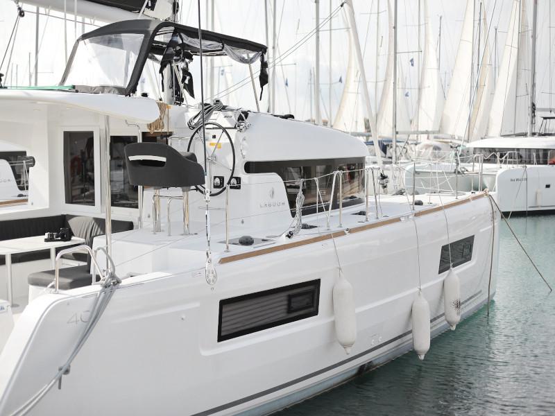 Book yachts online - catamaran - Lagoon 40 - BLUE ANGEL AC salon + generator - rent