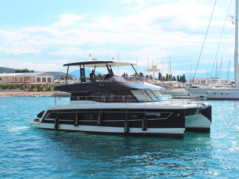 Book yachts online - powercatamaran - MY  44 - Umbrella Victoria - rent