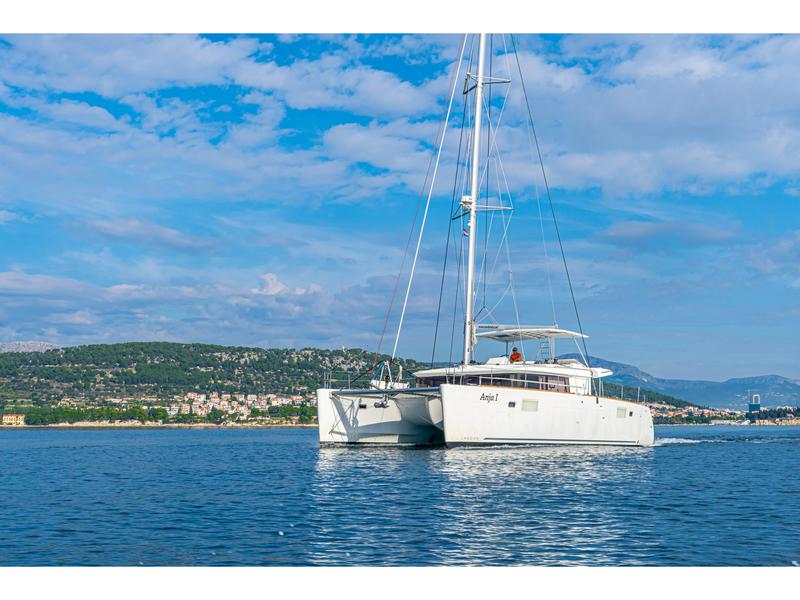 Book yachts online - catamaran - Lagoon 450 F (2019) ANJA equipped with generator, A/C (saloon+cabins), water maker, washer/dryer, dishwasher, microwave oven - ANJA I - rent