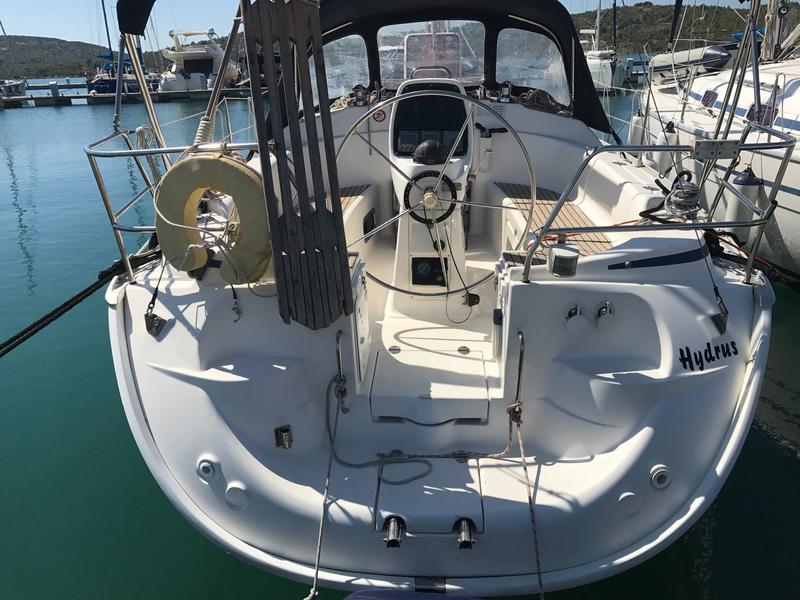 Book yachts online - sailboat - Bavaria 33 Cruiser - Hydrus - rent