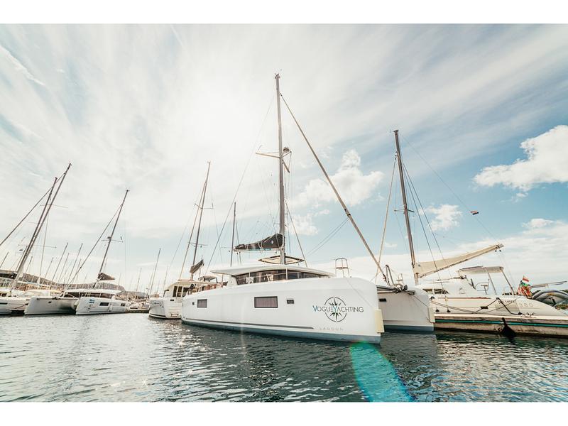 Book yachts online - catamaran - Lagoon 42 - ZETA - rent
