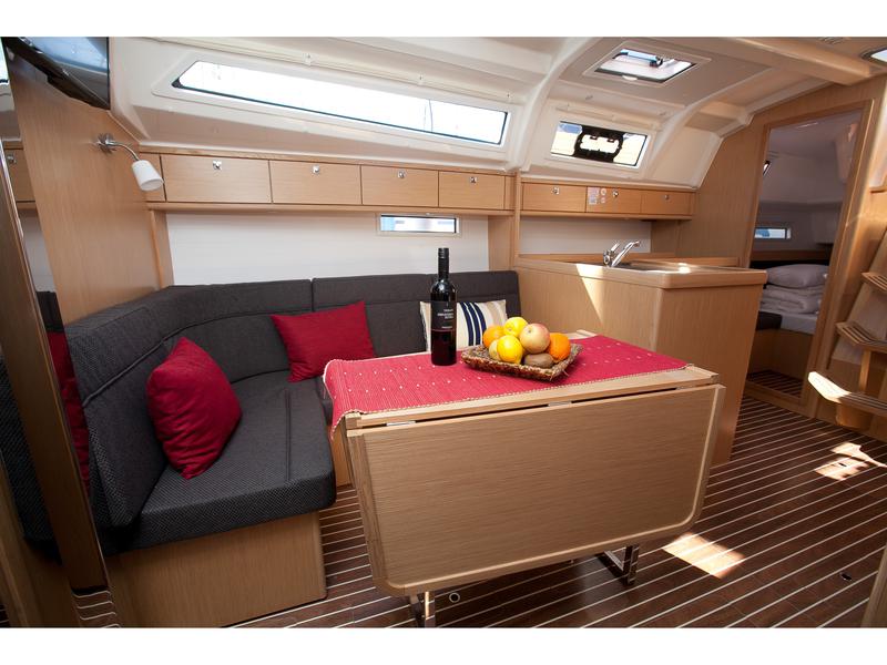 Book yachts online - sailboat - Bavaria Cruiser 37 - Matija - rent