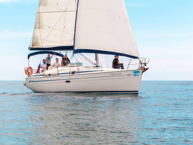 Book yachts online - sailboat - Bavaria 37 Cruiser - El Príncipe Azul - rent