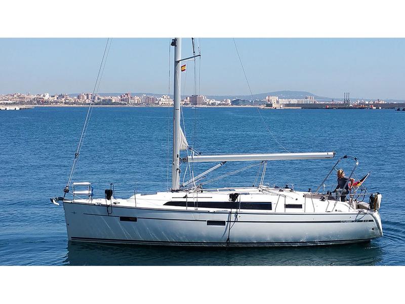 Book yachts online - sailboat - Bavaria Cruiser 37 - Black Pearl - rent