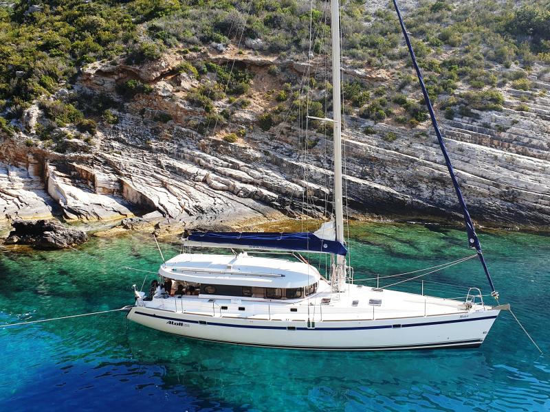 Book yachts online - sailboat - Dufour Atoll 6 - Nephele - rent