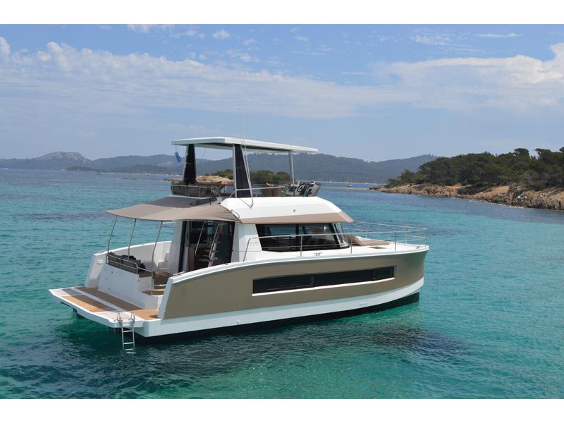 Book yachts online - powercatamaran - Fountaine Pajot MY 37 - Marie Vanille - rent