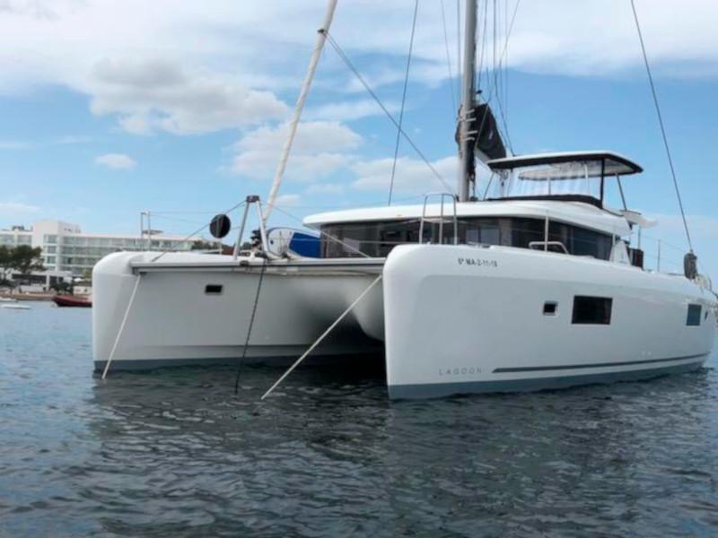 Book yachts online - catamaran - Lagoon 42 - Genista II - rent