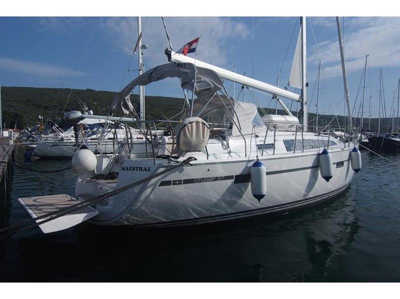 Book yachts online - sailboat - Bavaria Cruiser 37 - MAESTRAL - rent