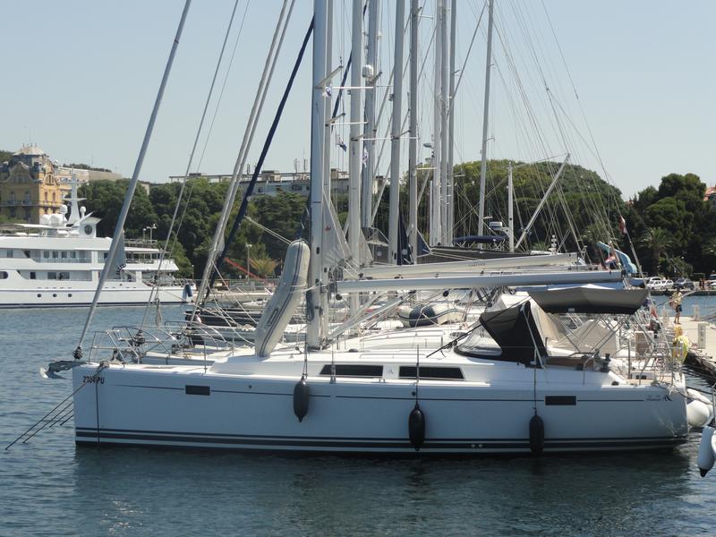 Book yachts online - sailboat - Hanse 385 - Riana - rent