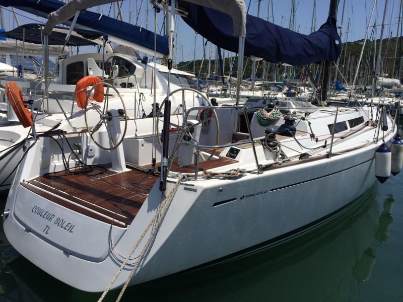 Book yachts online - sailboat - Grand Soleil 43 OT - Couleur Soleil - rent