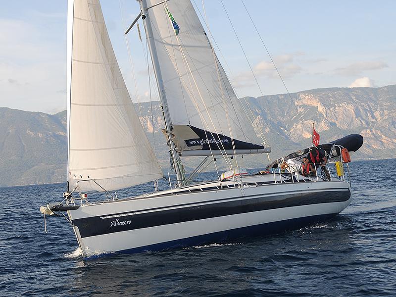 Book yachts online - sailboat - Harmony 42 - Barracuda - rent