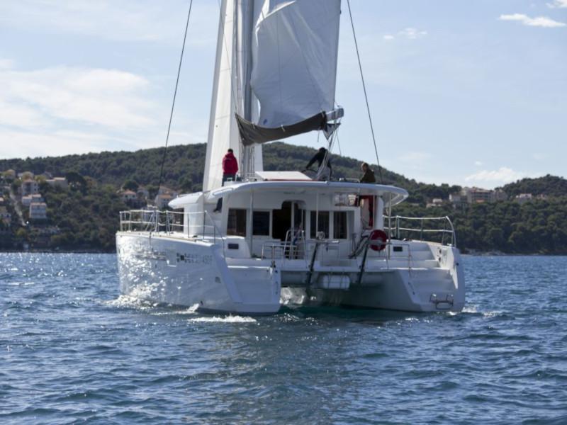 Book yachts online - catamaran - Lagoon 450 Flybridge - Pix - rent