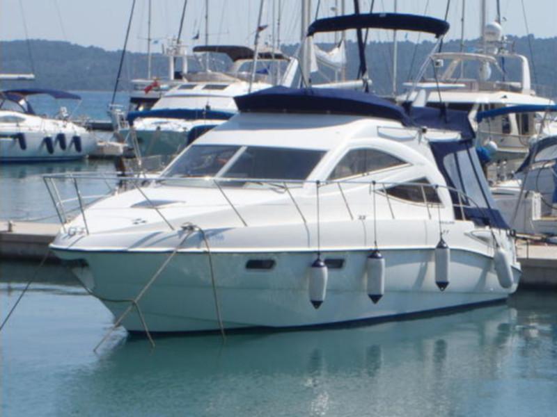 Book yachts online - motorboat - Sealine F34 - Little One - rent