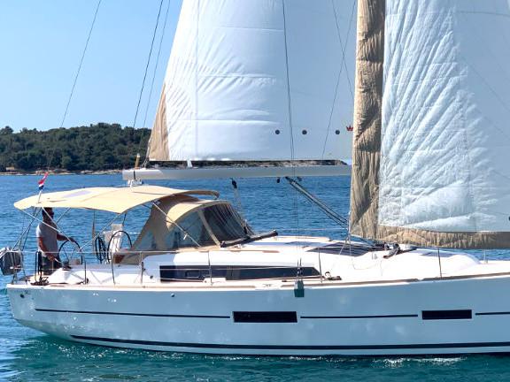 Book yachts online - sailboat - Dufour 382 Grand Large - 2 cab - Lia - rent