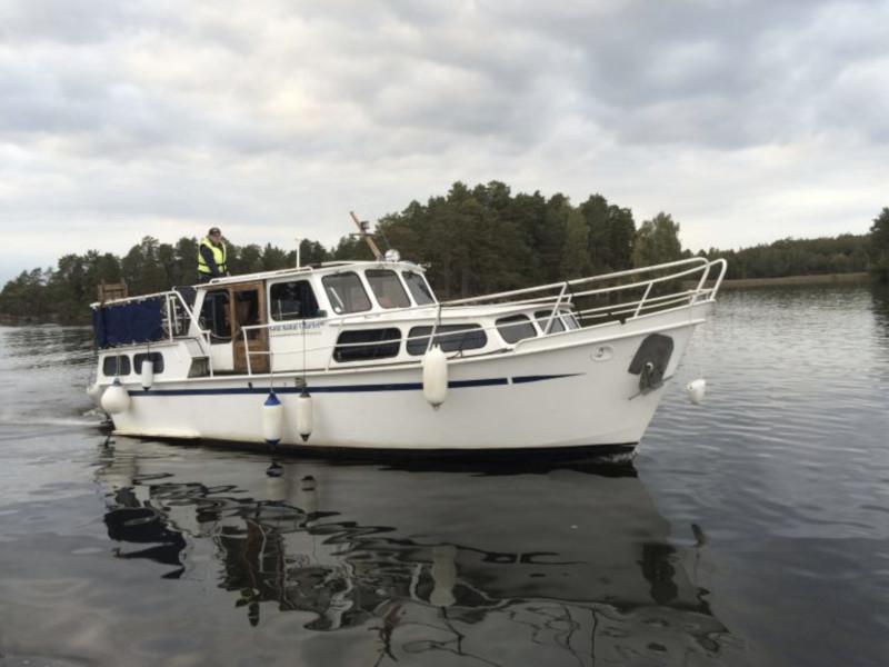 Book yachts online - motorboat - Pedro 32 - Gota 4 - rent