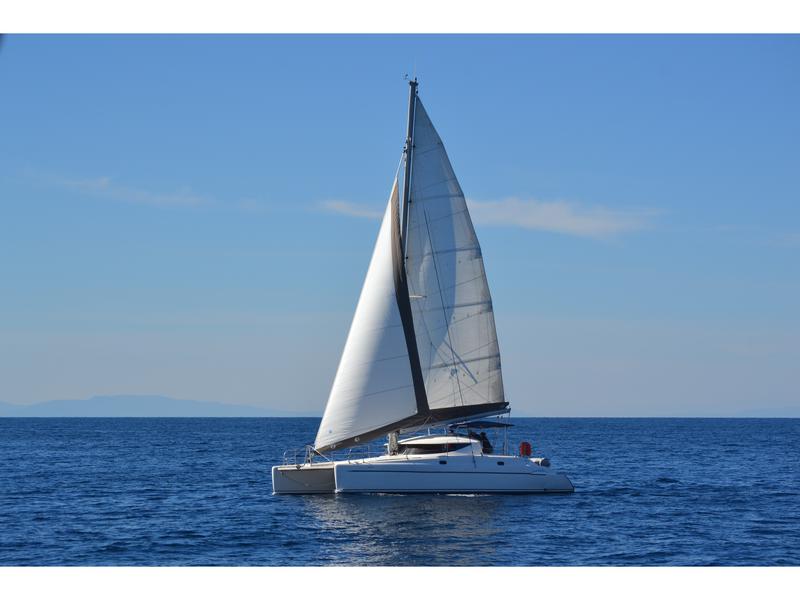 Book yachts online - catamaran - Athena 38 - North Cat I / with solar panels, extra batteries &amp; fishfinder - rent