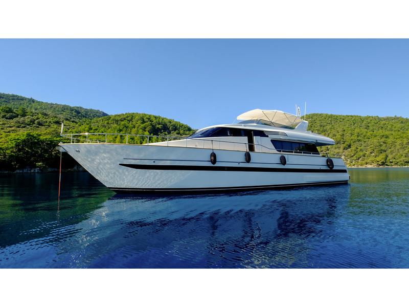 Book yachts online - motorboat - San Lorenzo 72 - Barbarossa Moratti - rent