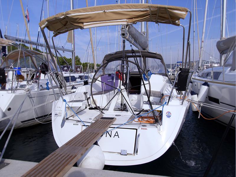 Book yachts online - sailboat - Dufour 34 Performance - Una FB  - rent