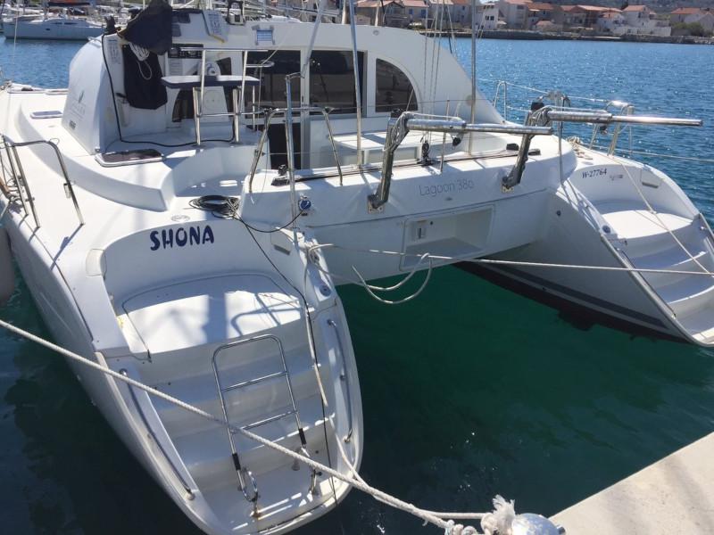 Book yachts online - catamaran - Lagoon 380 - Shona - rent