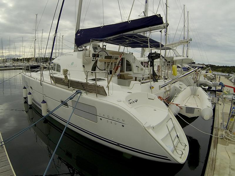 Book yachts online - catamaran - Lagoon 380 S2 - Twixie (Sails 2013, Solar panel) - rent
