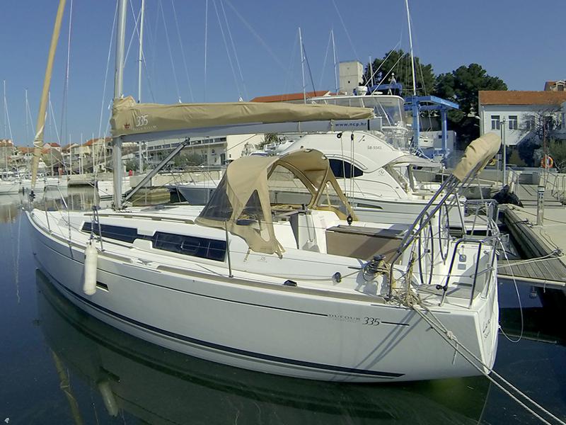 Book yachts online - sailboat - Dufour 335 GL - Lara (webasto, solar panel, shallow draft) - rent