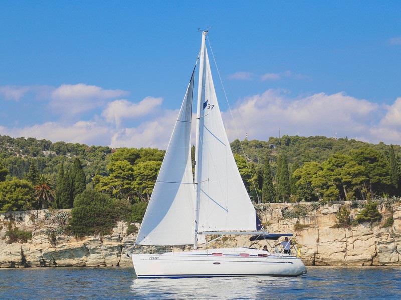 Book yachts online - sailboat - Bavaria 37 Cruiser - SILVIJA - rent