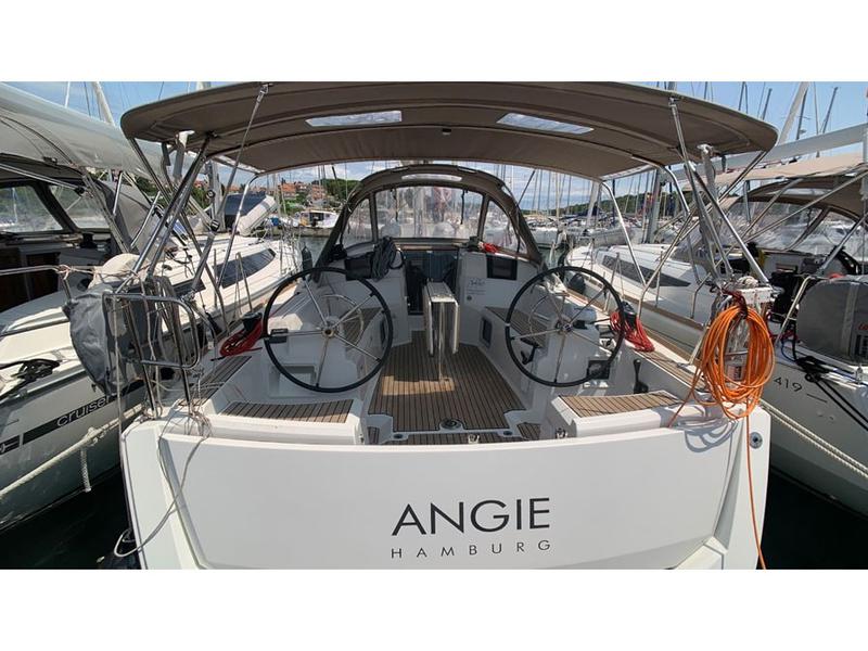 Book yachts online - sailboat - Sun Odyssey 389 JP - ANGIE - rent