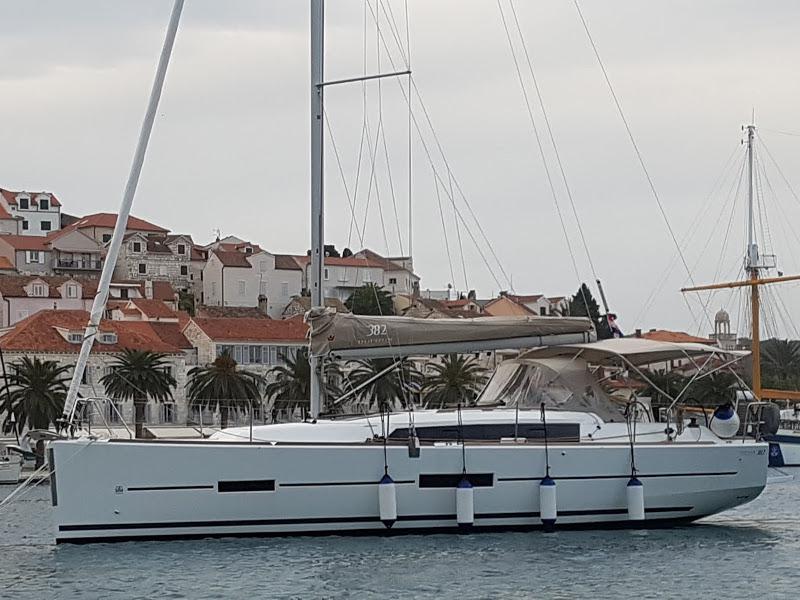 Book yachts online - sailboat - Dufour 382 Grand Large - PETAR PAN 2018 - rent