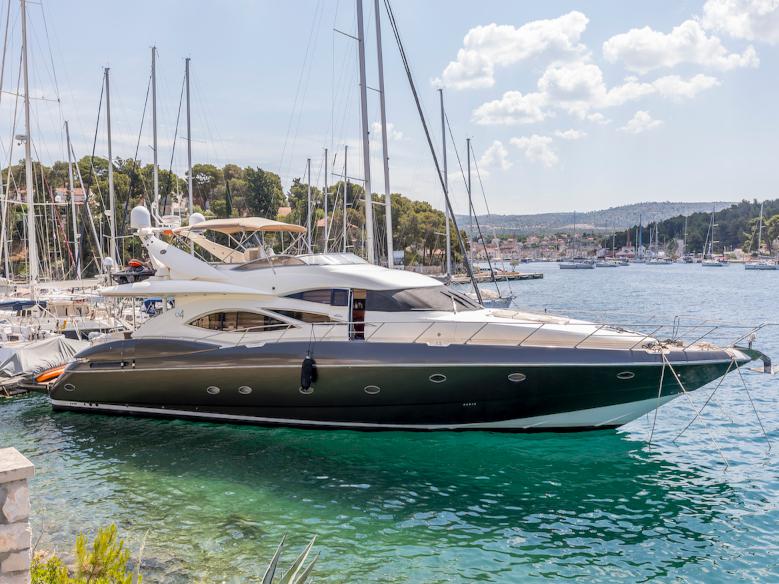 Book yachts online - motorboat - Sunseeker 84 - Skywater - rent