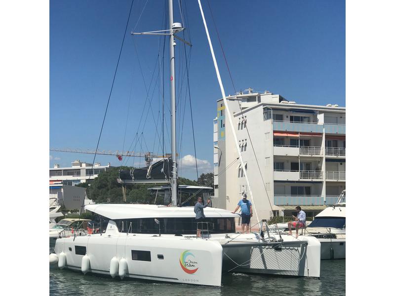 Book yachts online - catamaran - Lagoon 42 - Dream Team - rent