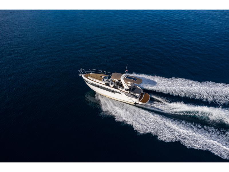 Book yachts online - motorboat - Bavaria 32 Sport - Dora - rent
