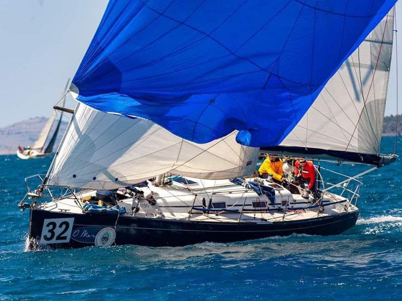 Book yachts online - sailboat - Grand Soleil 40 R - Stribor - rent