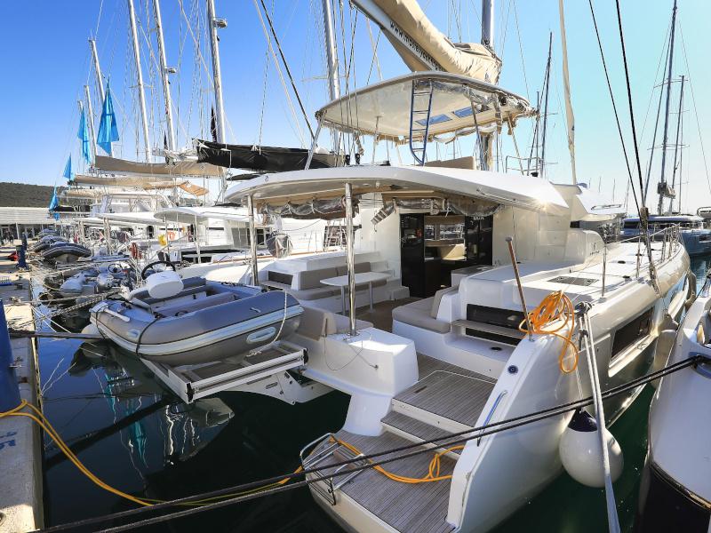 Book yachts online - catamaran - Lagoon 50 - LUX CAT Air Condition Generator Watermaker - rent