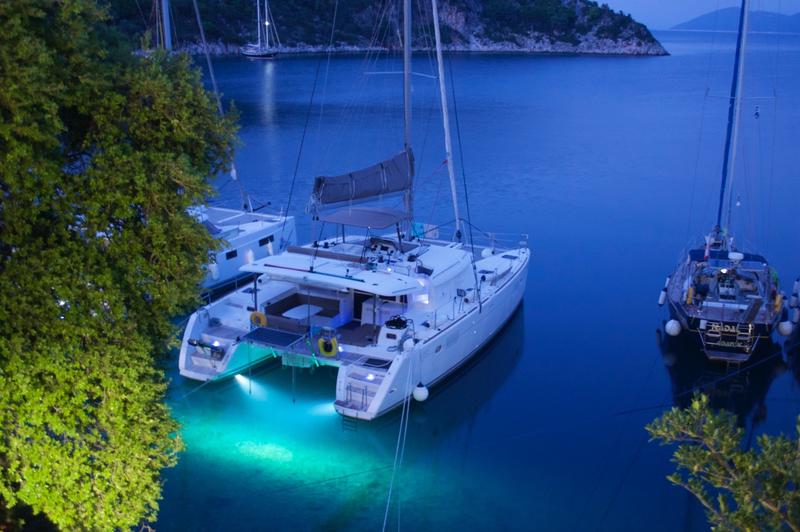Book yachts online - catamaran - Lagoon 450 - IRIS IV (a/c-gen-watermaker-teak deck) - rent