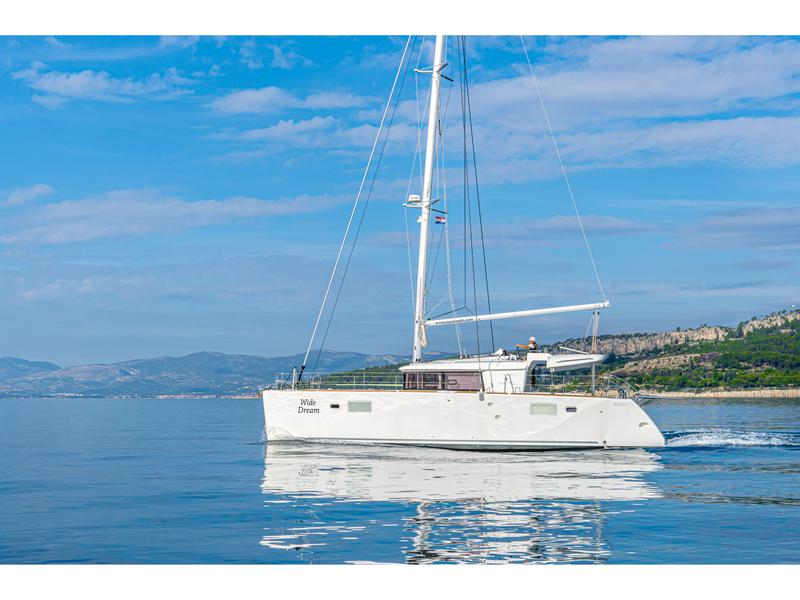 Book yachts online - catamaran - Lagoon 450 F (2019) equipped with generator, A/C (saloon+cabins), water maker, dishwasher, ice maker, bow truster - WIDE DREAM - rent